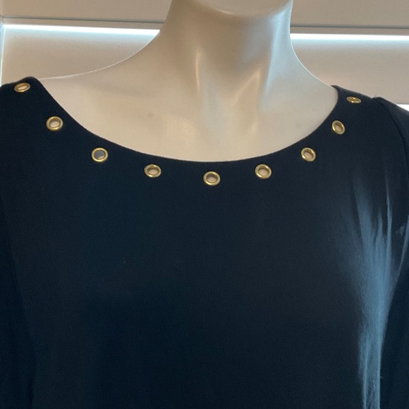 Chic Black Blouse with Gold Detailing - Picture 2 of 7